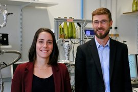 Julie Chanut et Thomas Karbowiak dans leur laboratoire à Dijon