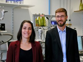Julie Chanut et Thomas Karbowiak dans leur laboratoire à Dijon